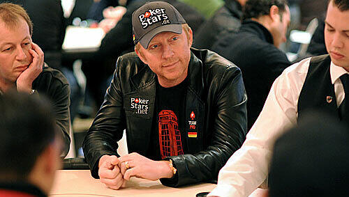 Boris Becker am Pokertisch.