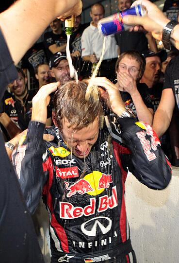 Die ganz große Vettel-Party: So lässt es der alte neue Weltmeister in Suzuka krachen. Die Bilder