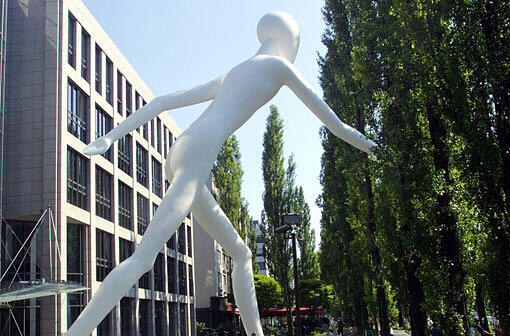 Er läuft und läuft und läuft: Der "Walking Man" vor der Munich Re in der Leopoldstraße.