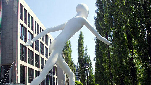 Er läuft und läuft und läuft: Der "Walking Man" vor der Munich Re in der Leopoldstraße. Er läuft und läuft und läuft: Der "Walking Man" vor der Munich Re in der Leopoldstraße.