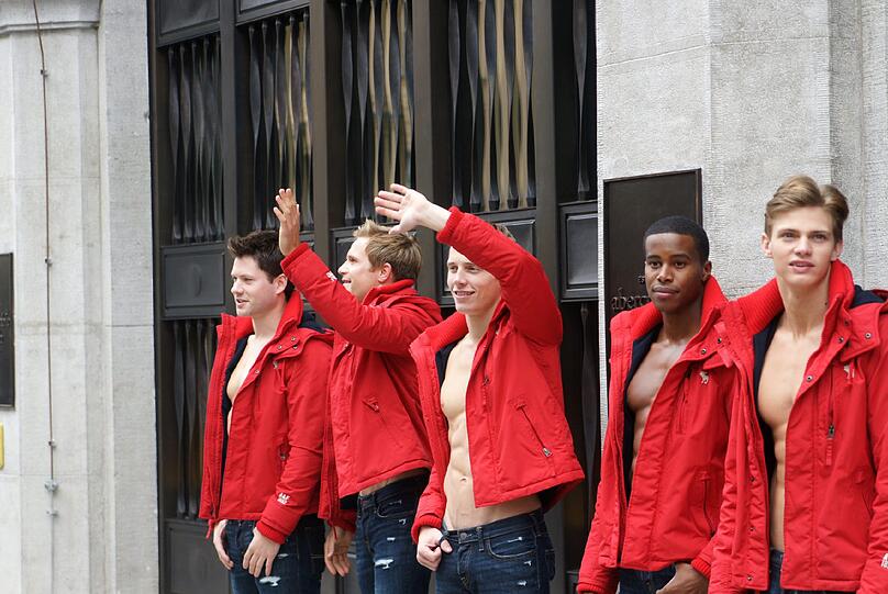 Auf 3300 Quadratmetern und drei Etagen können die Münchner nun im dritten Abercrombie-Shop in Deutschland shoppen.
