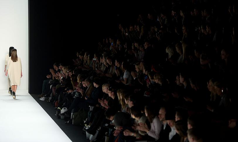 Auf einer Modenschau im Zelt auf der Strasse des 17. Juni präsentieren Models das Label Hien Le. Die Fashion Week lockt diese Woche Mode-Begeisterte aus aller Welt nach Berlin.