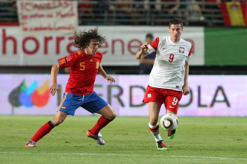 Robert Lewandowski im Laufduell mit dem spanischen Abwehrrecken Carles Puyol. In der polnischen Nationalelf trifft der Stürmerstar (fast) so regelmäßig wie für Borussia Dortmund, in 51 Spielen gelangen ihm 15 Tore.