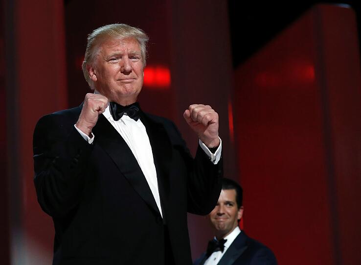 «Nun, wir haben es geschafft», sagte der 70-jährige Trump, bevor er seine 24 Jahre jüngere Frau aufs Parkett führte.
