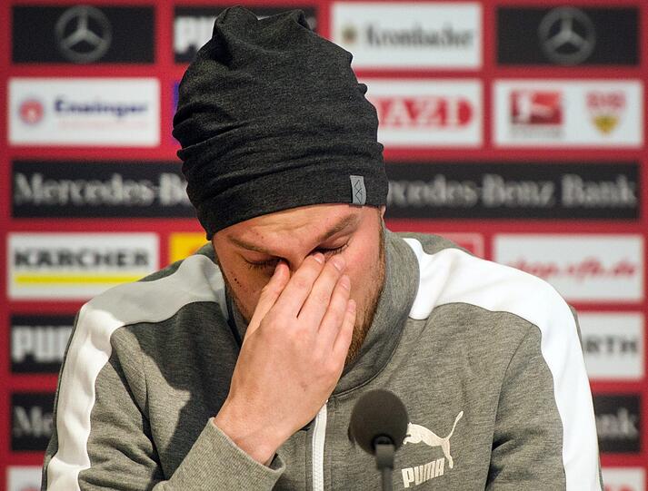 03.03.2017: Kevin Großkreutz unter Tränen. Nach einer durchzechten Nacht mit U17-Spielern und einer anschließenden Schlägerei wird der Fußballer vom VfB Stuttgart vor die Tür gesetzt. Mit stark lädiertem Gesicht steht Großkreutz seinen Mann und entschuldigt sich bei einer Pressekonferenz bei der Mannschaft, seiner Familie und den Fans.