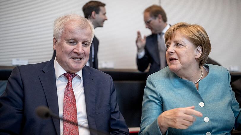 Bundeskanzlerin Angela Merkel (CDU) spricht mit Horst Seehofer (CSU)