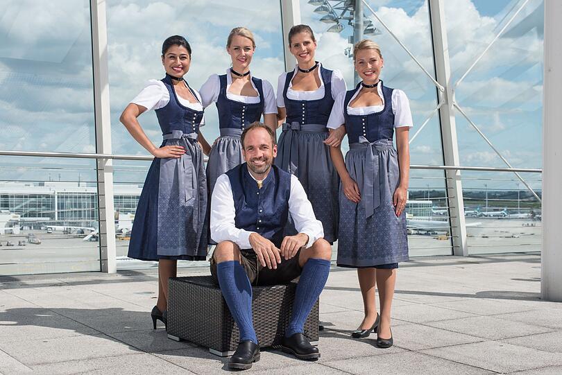 So sieht sie also aus, die Tracht der Lufthansa-Flugbegleiter.