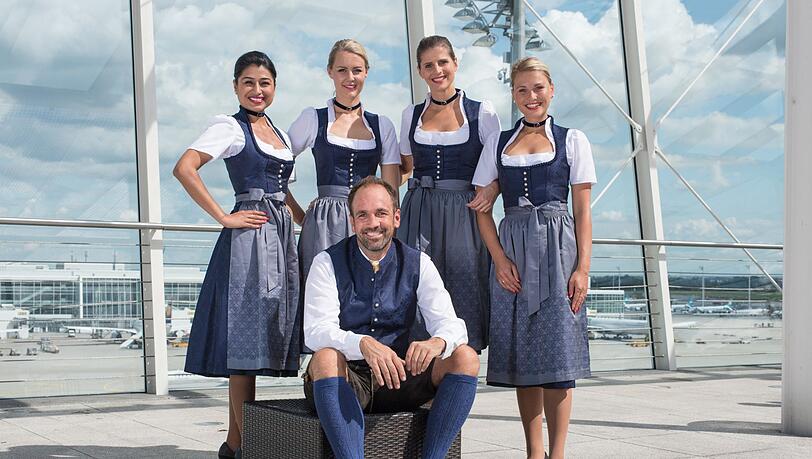So sieht sie also aus, die Tracht der Lufthansa-Flugbegleiter. So sieht sie also aus, die Tracht der Lufthansa-Flugbegleiter.