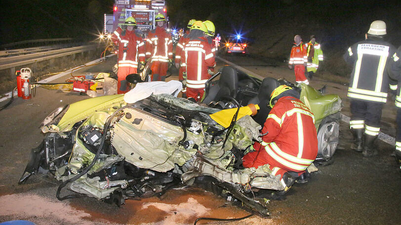 Die beiden Sportwagen sind Schrott, die A94 gleicht einem Trümmerfeld. Die Bilder vom schweren Unfall am Samstagabend.