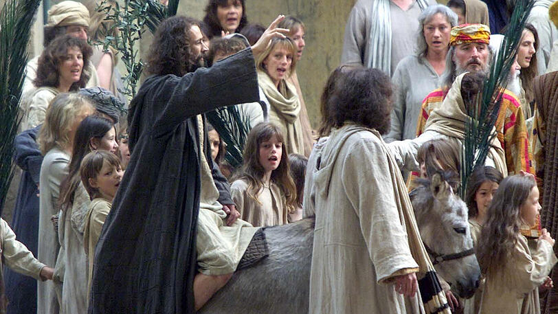 Anno 2000: Schauspieler Martin Norz sitzt während der Fotoprobe zu den Passionsspielen in Oberammergau winkend auf einem Esel.