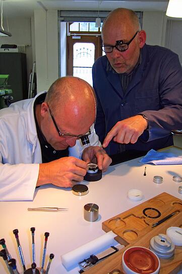 Uhrenmontage bei Meister Arcidiacona in seiner Werkstatt