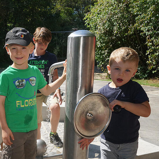 Erfrischung am Wasserspielplatz.
