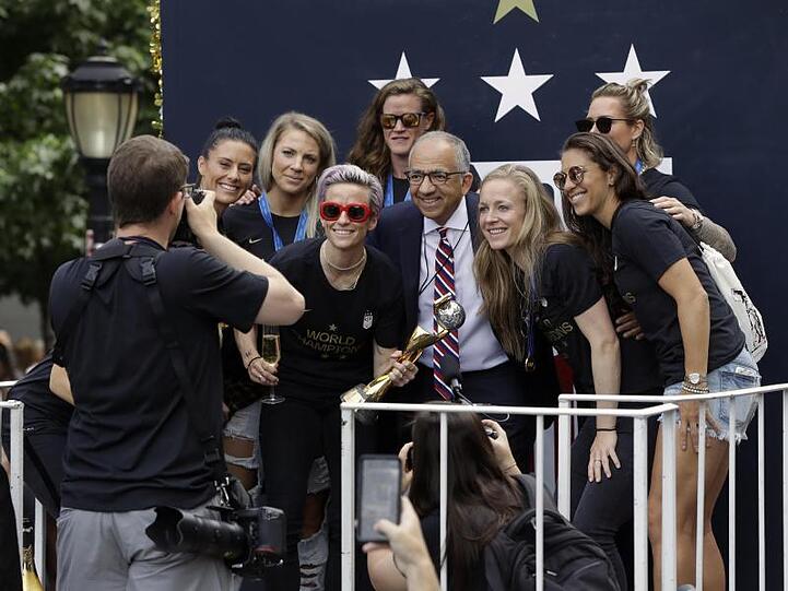 Carlos Cordeiro, Präsident der US Soccer Federation, posiert mit den US-Weltmeisterinnen in New York.