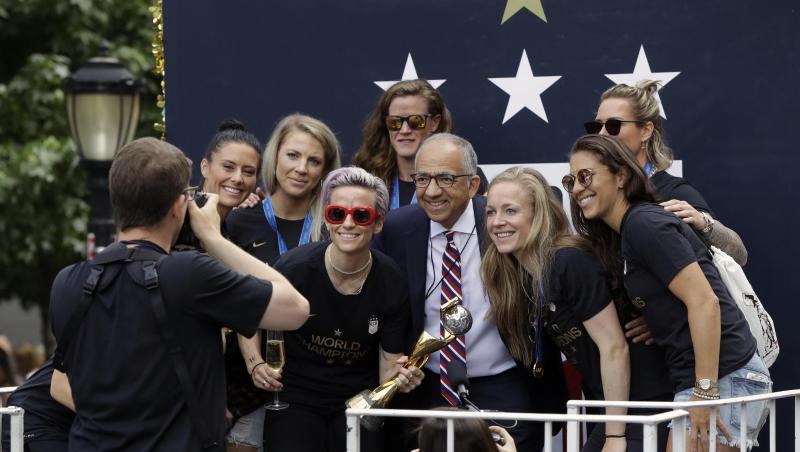 Carlos Cordeiro, Präsident der US Soccer Federation, posiert mit den US-Weltmeisterinnen in New York. Carlos Cordeiro, Präsident der US Soccer Federation, posiert mit den US-Weltmeisterinnen in New York.