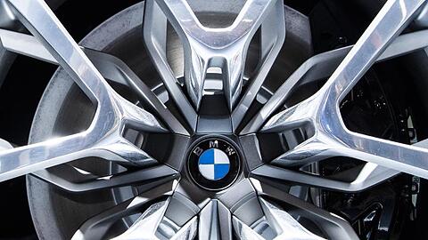 Das BMW-Logo ist in einer Felge eines BMW Concept 4 zu sehen. Foto: Silas Stein/dpa