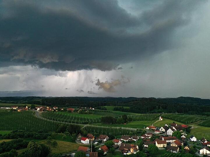 Ein Gewitter zieht von den Alpen Richtung Allgäu. Kurz darauf begann es stark zu regnen.
