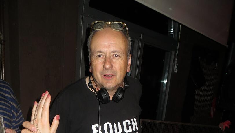 Thomas Bohnet an seinem Arbeitsplatz am DJ-Pult.