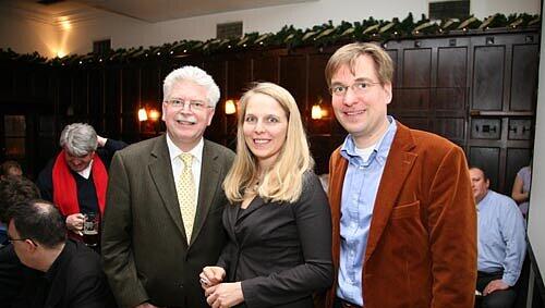 Lachen und Zähnchen zeigen! Stadtratskandidatin Julika Sandt (M.) beim Feiern mit der FDP. Lachen und Zähnchen zeigen! Stadtratskandidatin Julika Sandt (M.) beim Feiern mit der FDP.