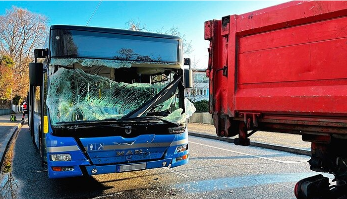 Der Busfahrer wurde bei dem Unfall eingeklemmt und schwer verletzt.