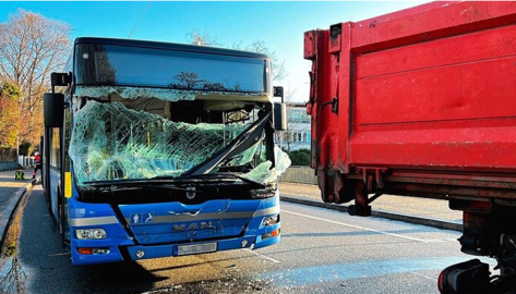 Der Busfahrer wurde bei dem Unfall eingeklemmt und schwer verletzt.