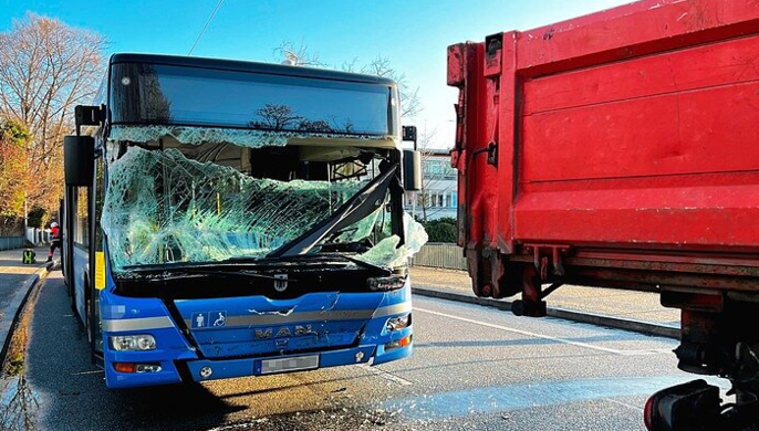 Der Busfahrer wurde bei dem Unfall eingeklemmt und schwer verletzt.