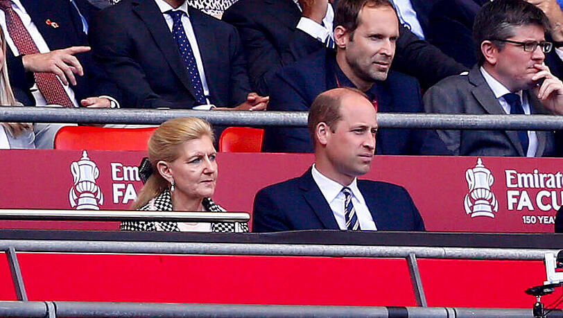 Prinz William sitzt geknickt auf der Tribüne Prinz William sitzt geknickt auf der Tribüne