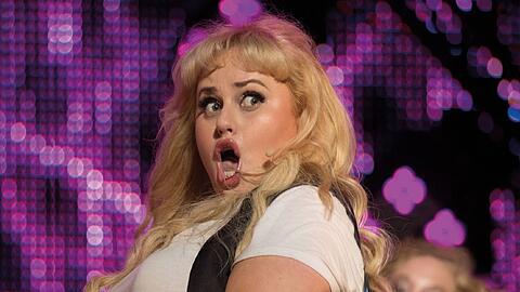 "Pitch Perfect 2": Fat Amy (Rebel Wilson) geht auf der Bühne erst so richtig ab.