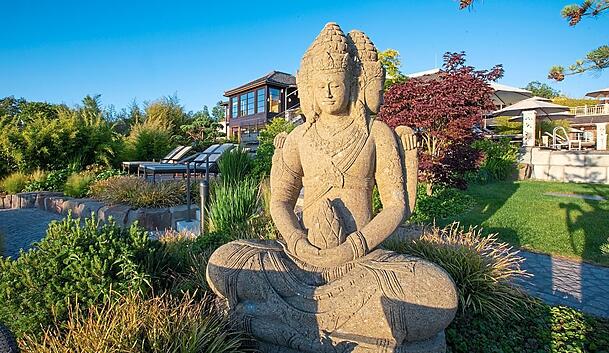 Ein großer Buddha ziert den Außenbereich des Vabali Düsseldorf. Ein großer Buddha ziert den Außenbereich des Vabali Düsseldorf.