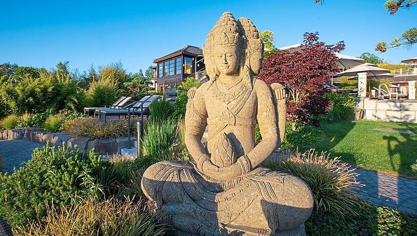 Ein großer Buddha ziert den Außenbereich des Vabali Düsseldorf. Ein großer Buddha ziert den Außenbereich des Vabali Düsseldorf.
