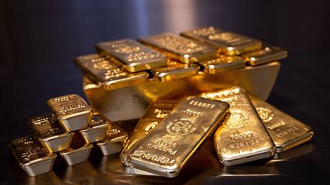 Im Zuge zweier Betrugsmaschen übergab ein Rentner unter anderem Goldbarren an vermeintliche Polizisten. (Symbolbild)