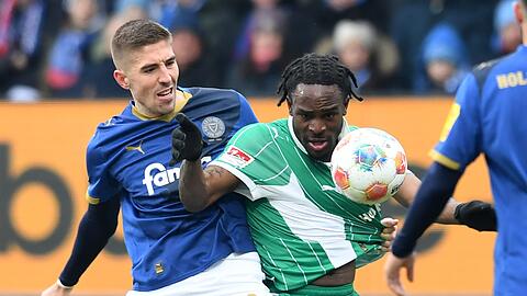 Zweikampf zwischen Marko Ivezic (l, Holstein Kiel) und Noel Futkeu (SpVgg Greuther Fürth). Zweikampf zwischen Marko Ivezic (l, Holstein Kiel) und Noel Futkeu (SpVgg Greuther Fürth).