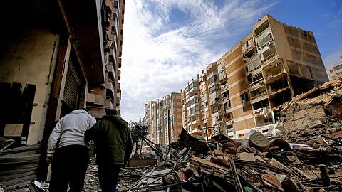 Nach einem schweren israelischen Luftangriff auf einen s&uuml;dlichen Vorort von Beirut liegen &uuml;berall Tr&uuml;mmer. (Archivfoto)