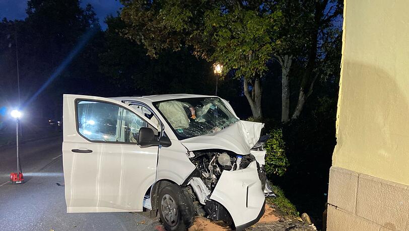 Sieben Menschen wurden verletzt, als eine Fahrerin aus Sonneberg /Th&uuml;ringen ihren Kleinbus an eine Hauswand im oberfr&auml;nkischen Sonnefeld setzte.