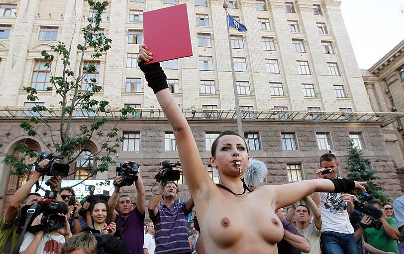 Die ukrainische Aktivistengruppe Femen protestierte mit viel nackter Haut in Kiew gegen Prostitution.