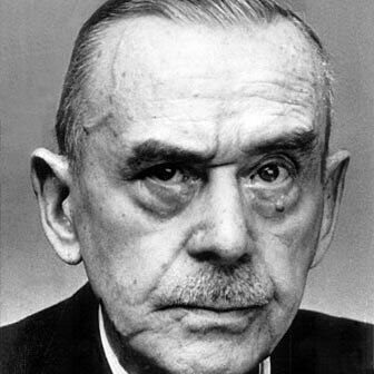 Thomas Mann (1875-1955). Der deutsche Schriftsteller bekam 1929 den Literatur-Nobelpreis für seine "Buddenbrooks" verliehen. Der Verfall der Lübecker Kaufmannsfamilie ist das früheste und zugleich berühmteste Werk des Literaten, der ebenfalls aus Lübeck stammt.