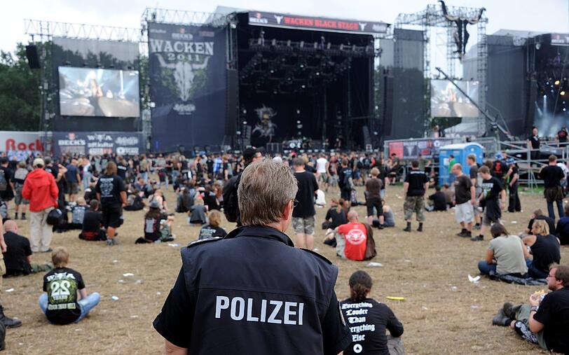 Wet T-Shirts, wilde Rocker, schräge Outfits: So verrückt war das Wacken-Festival 2011. wir zeigen die besten Bilder. EInfach weiterklicken!