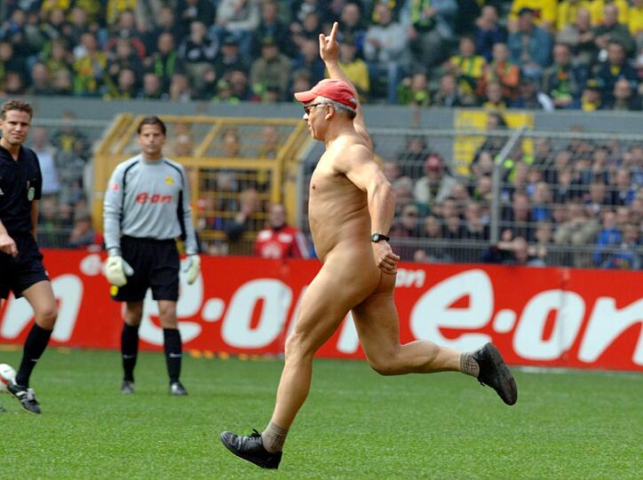Auch Roman Weidenfeller kann nicht wegsehen, als dieser ältere Herr durch den Signal Iduna Park in Dortmund hüpft.
