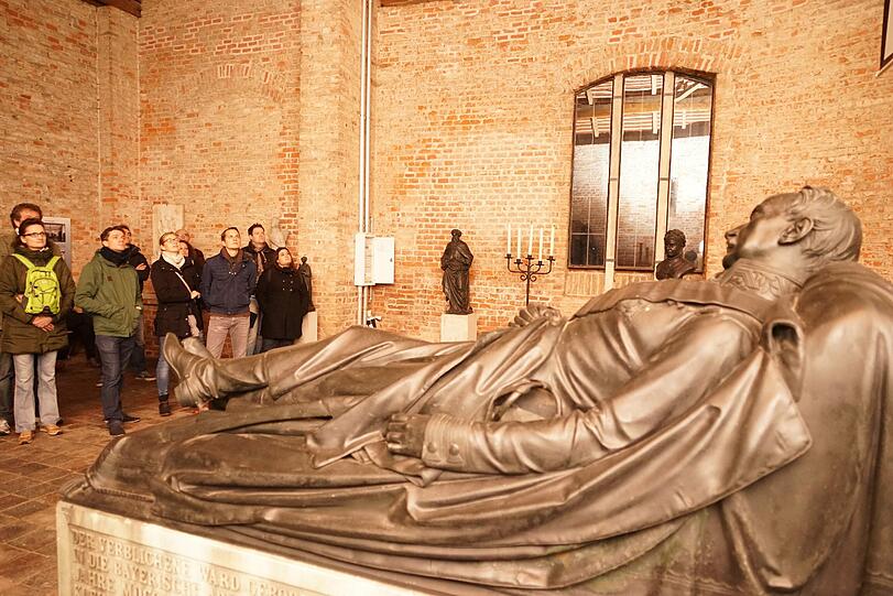 Rund 90 Ausstellungshäuser präsentierten sich bei der Langen Nacht der Museen 2015, hier aussegnungshalle am Südfriedhof.