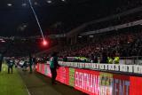 Scheußliche Szenen: Wolfsburger Fans zündeten Leuchtraketen - eine traf sogar die Auswechselbank von Hannover.