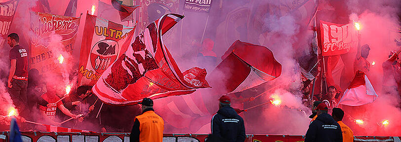 Bayern Fans Pyro Pyrotechnik Symbolbild