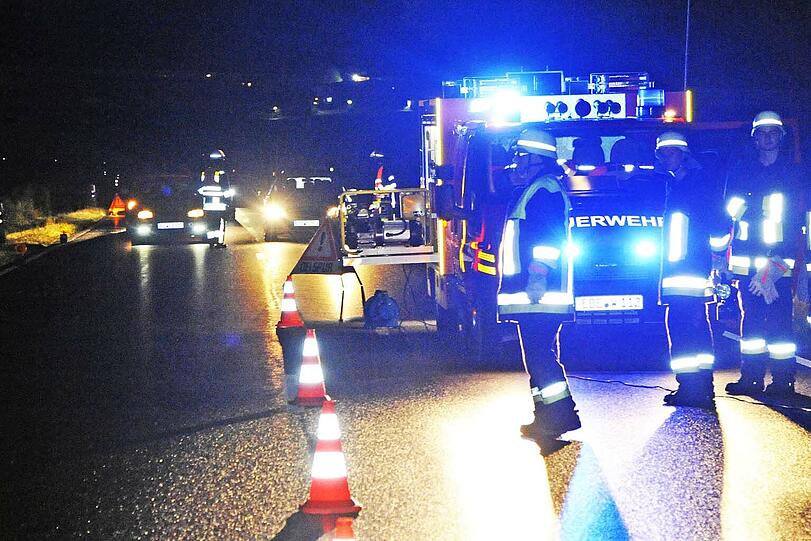 Nach der Kolision: Das Auto kam demoliert in einem Gebüsch neben der Straße zum Stehen.