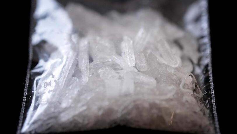 Ein Mann versteckte einige Gramm Crystal Meth in seiner Unterhose. Ein Mann versteckte einige Gramm Crystal Meth in seiner Unterhose.