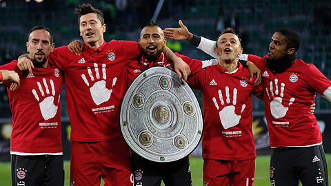 Am Samstag musste noch eine Plastik-Schale herhalten: Münchens Franck Ribery (l-r), Robert Lewandowski, Arturo Vidal, Rafinha und Douglas Costa feiern mit den Fans den Sieg und die deutsche Meisterschaft.