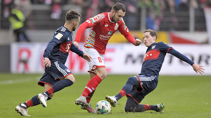 Juan Bernat (l.): Note 4. Weil sich Alaba das Becken verrissen hatte im Training, durfte der Spanier den Linksverteidiger geben. Harmonierte gut mit James über links, marschierte hin und wieder mit Tempo in die Offensive. Dann jedoch zu wenig zielstrebig. In der Rückwärtsbewegung manchmal zu spät.
