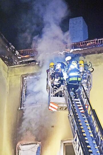 Das Feuer brach nachts im dritten Stock aus. Die Bewohner des Hauses wurden vermutlich im Schlaf überrascht.