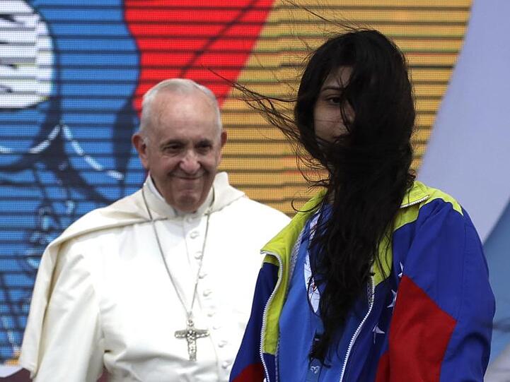 Ein Mädchen aus Venezuela hat Papst Franziskus bei einer Willkommenszeremonie getroffen.
