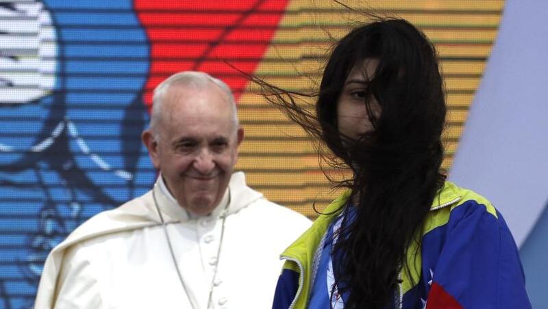 Ein Mädchen aus Venezuela hat Papst Franziskus bei einer Willkommenszeremonie getroffen. Ein Mädchen aus Venezuela hat Papst Franziskus bei einer Willkommenszeremonie getroffen.