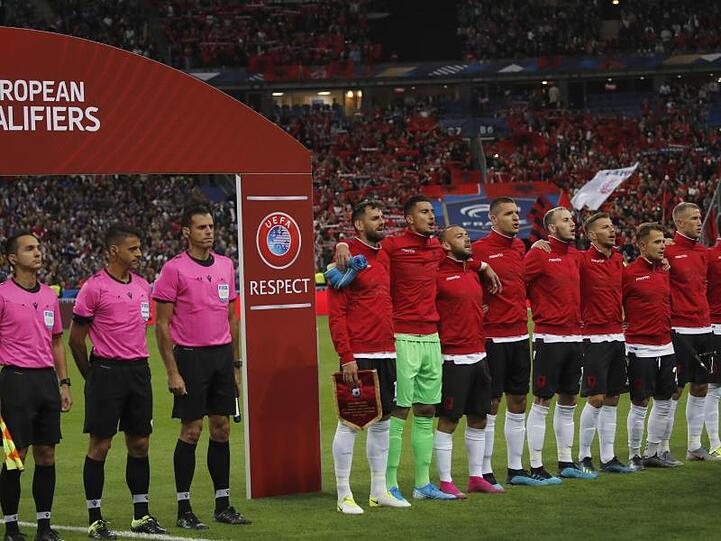 Die albanische Nationalmannschaft musste etwas warten, bis sie die richtige Hymne singen durfte.