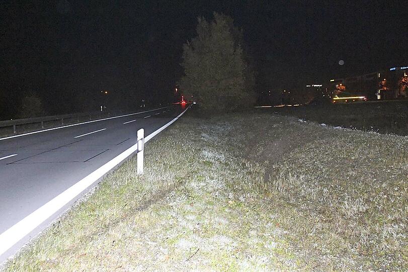 Die Unfallstelle lag 150 abseits der Fahrbahn. Ein Zeuge beobachtete den Crash und verständigte Notarzt und Feuerwehr.