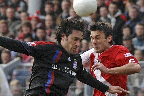 Bayerns Luca Toni (l.) mit dem Cottbuser Mario Cvitanovic